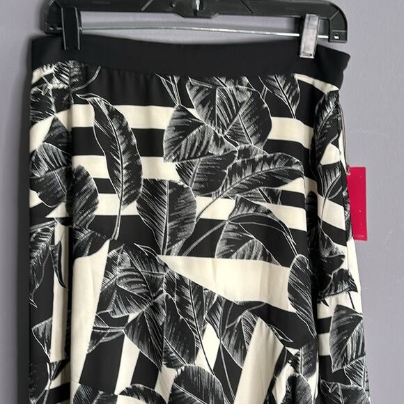 Vince Camuto Black and White Leaf Print Handkerchief Style Skirt Size 6 - Picture 2 of 7